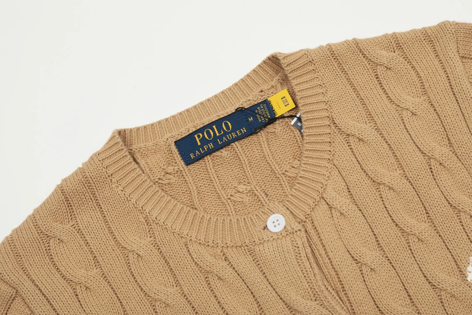 🅿️176 "Top quality" Style number: DS021# (not off the shelves all year round) [Ralph Lauren round neck cardigan solid color pony embroidered logo knitted short sleeves] ✅Ralph Lauren classic basic versatile all-season cardigan knitted short sleeves ✅Main supplier platform live broadcast Wholesale entities Replenish when out of stock Not off the shelves ✅ZP quality 1:1 version Scan the code to enter the GF website Counter quality ✅Details and quality are the only one in Guangzhou. Imported quality cotton yarn, focusing on high-end, cost-effective. Needless to say good quality. ✅The version is restored to the original order. The maximum size can be worn up to 160 pounds. Loose, comfortable and stress-free.